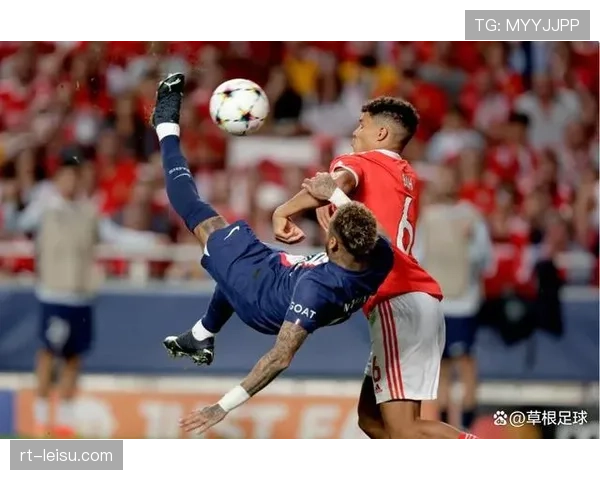 实时：马赛获得前场任意球，帕耶的射门击中横梁弹出。