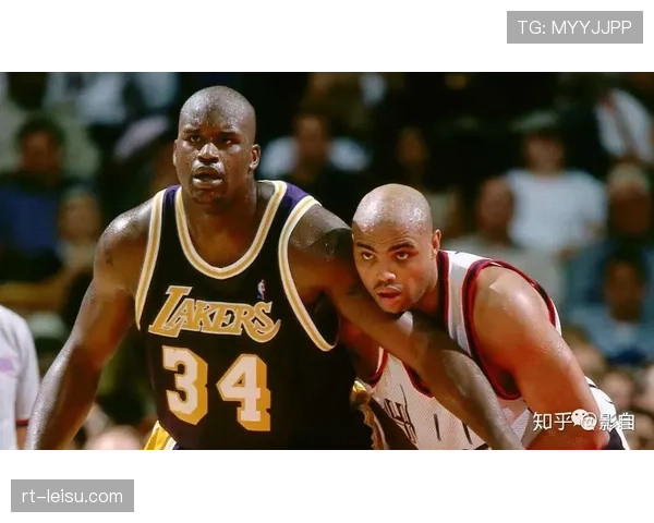 39岁基耶利尼现身都灵安联球场,观看老东家尤文比赛 39岁基耶利尼现身都灵安联球场,观看老东家尤文比赛