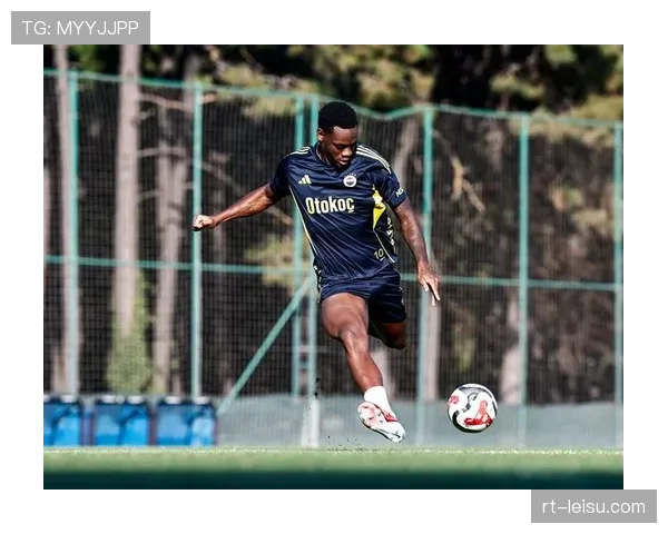 技术台计时器故障导致比赛中断十分钟，两队球员场边热身保持状态